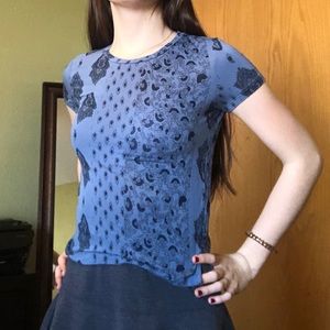 Soft, thin crop top with paisley patterns